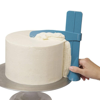 Smooth adjustable cake scraper